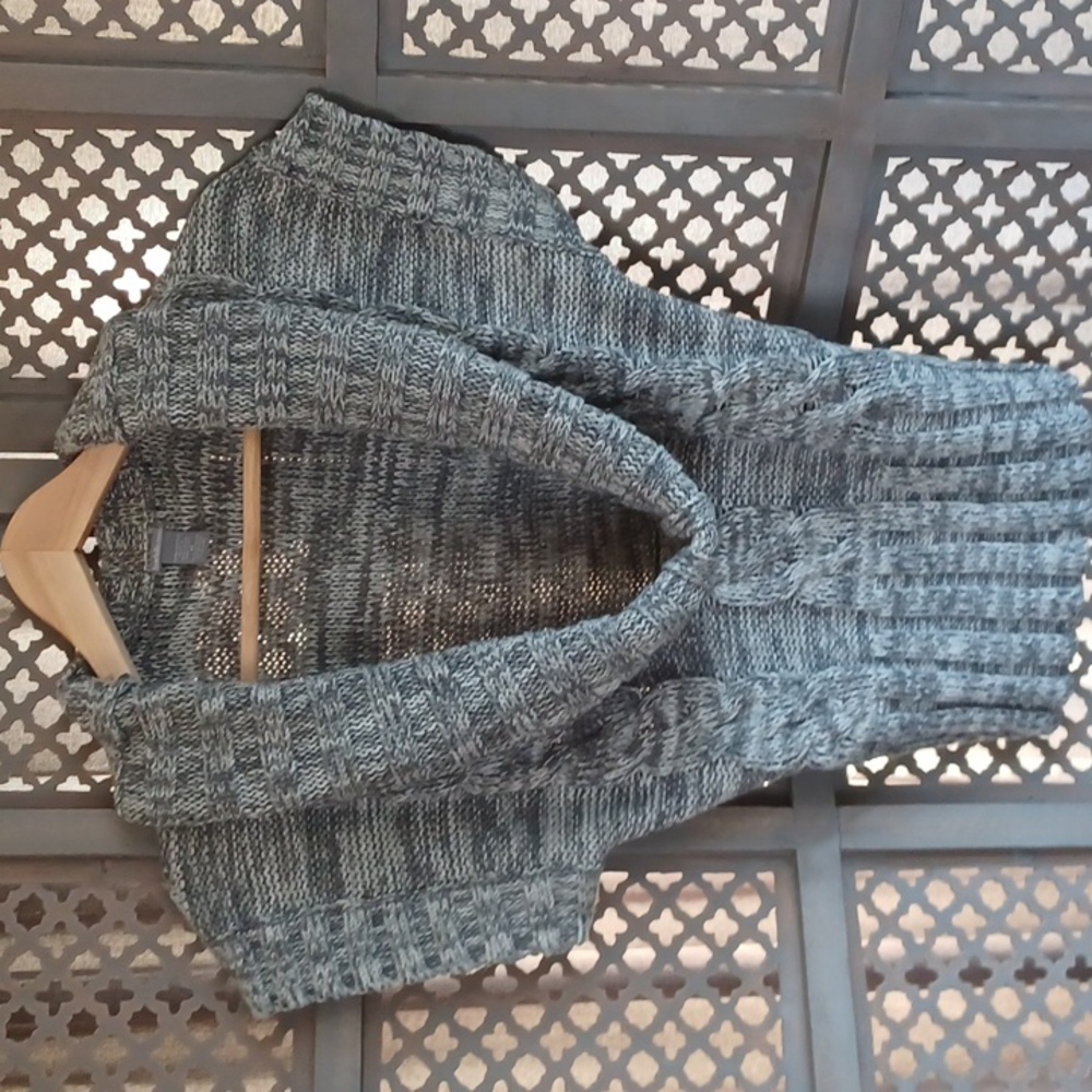 CHARLOTTE RUSSE GREY SWEATER NEVER BEEN WORN SIZE MEDIUM.       SO CUTE